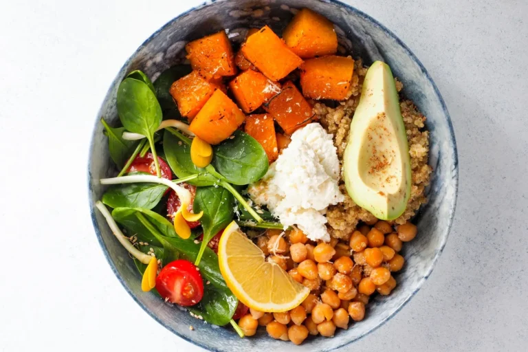 Bol de patate douce rôtie, pois chiches, avocat et jeunes pousses