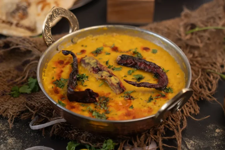 Dahl de lentilles dans une casserole en métal, piments séchés