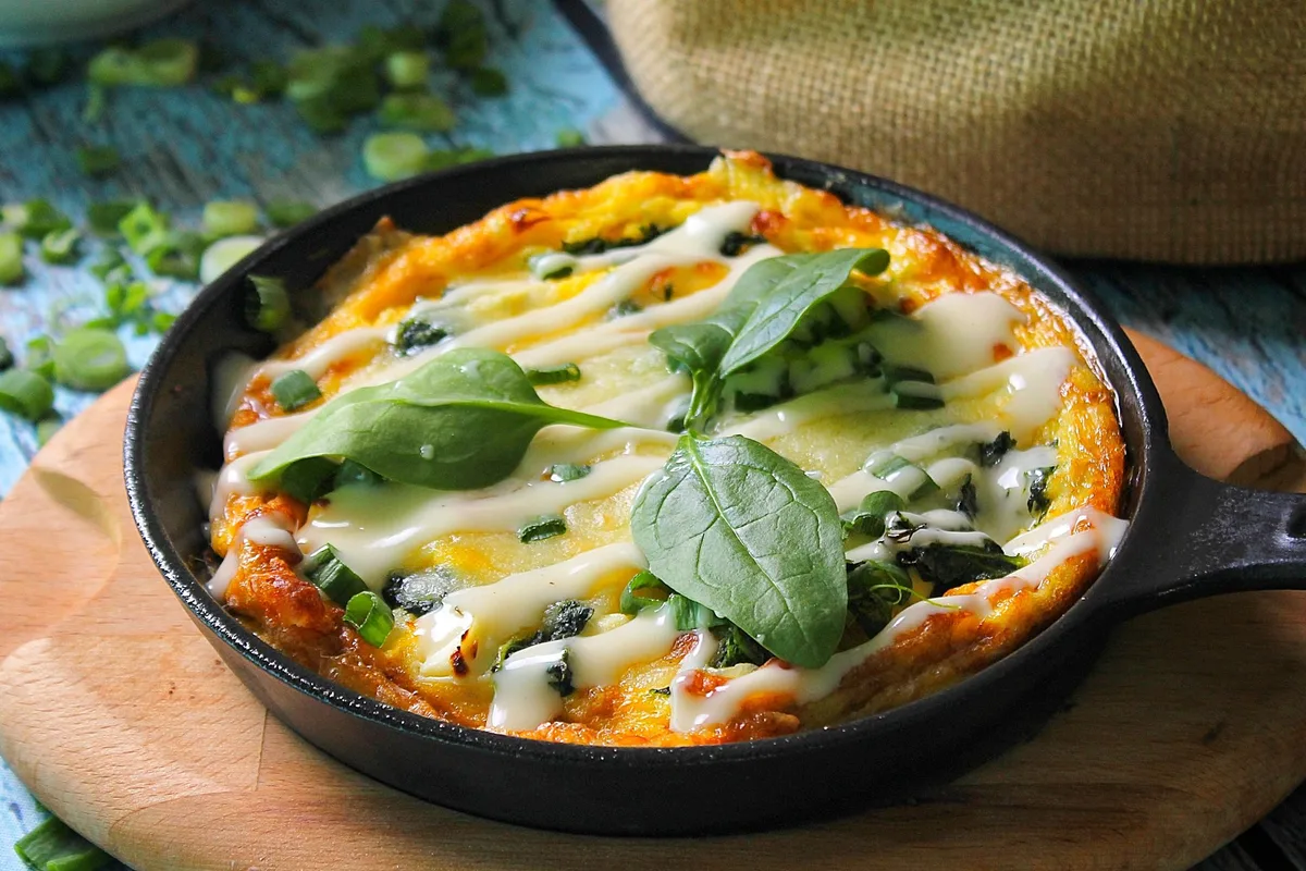 Frittata aux légumes dans une poêle en fonte