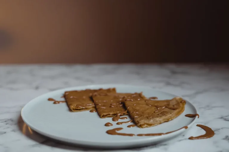 Galettes de sarrasin pliées sur une assiette