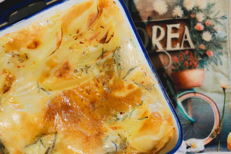 Gratin doré dans un plat à four