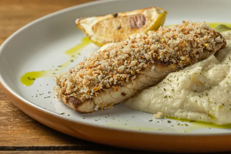 Filet de poisson blanc sur une purée onctueuse