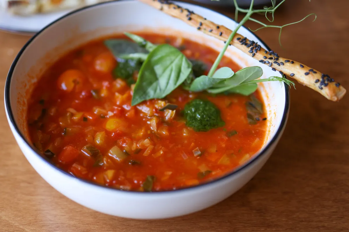 Bol de minestrone à la tomate et au basilic