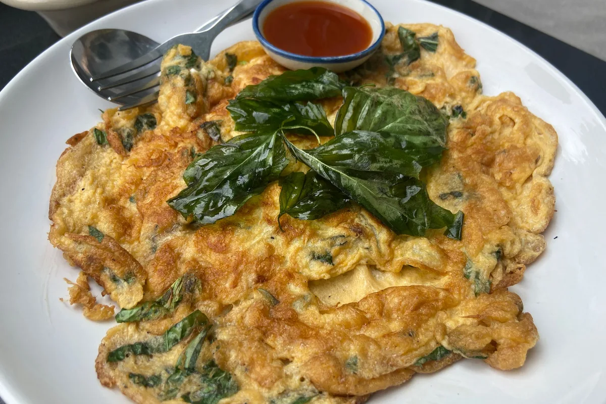 Omelette aux épinards dans une assiette blanche