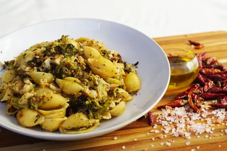 Pâtes au brocoli dans une assiette creuse