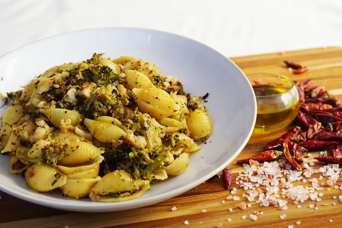 Pâtes au brocoli dans une assiette creuse