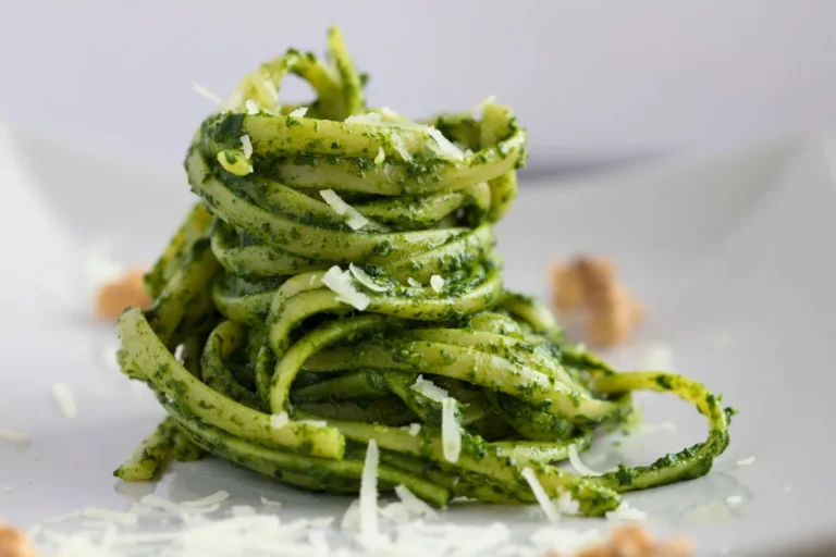 Tagliatelles au pesto vert, noix en arrière-plan