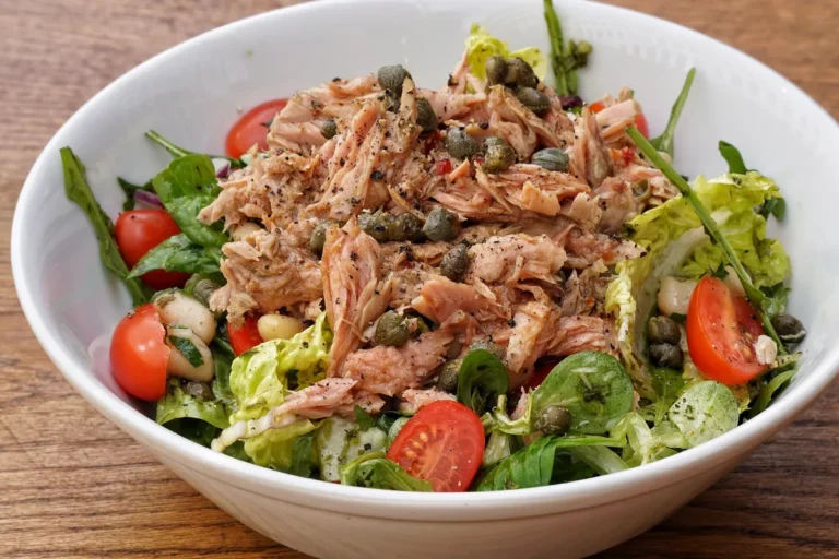 Salade de thon, tomates cerises et salade verte dans un bol
