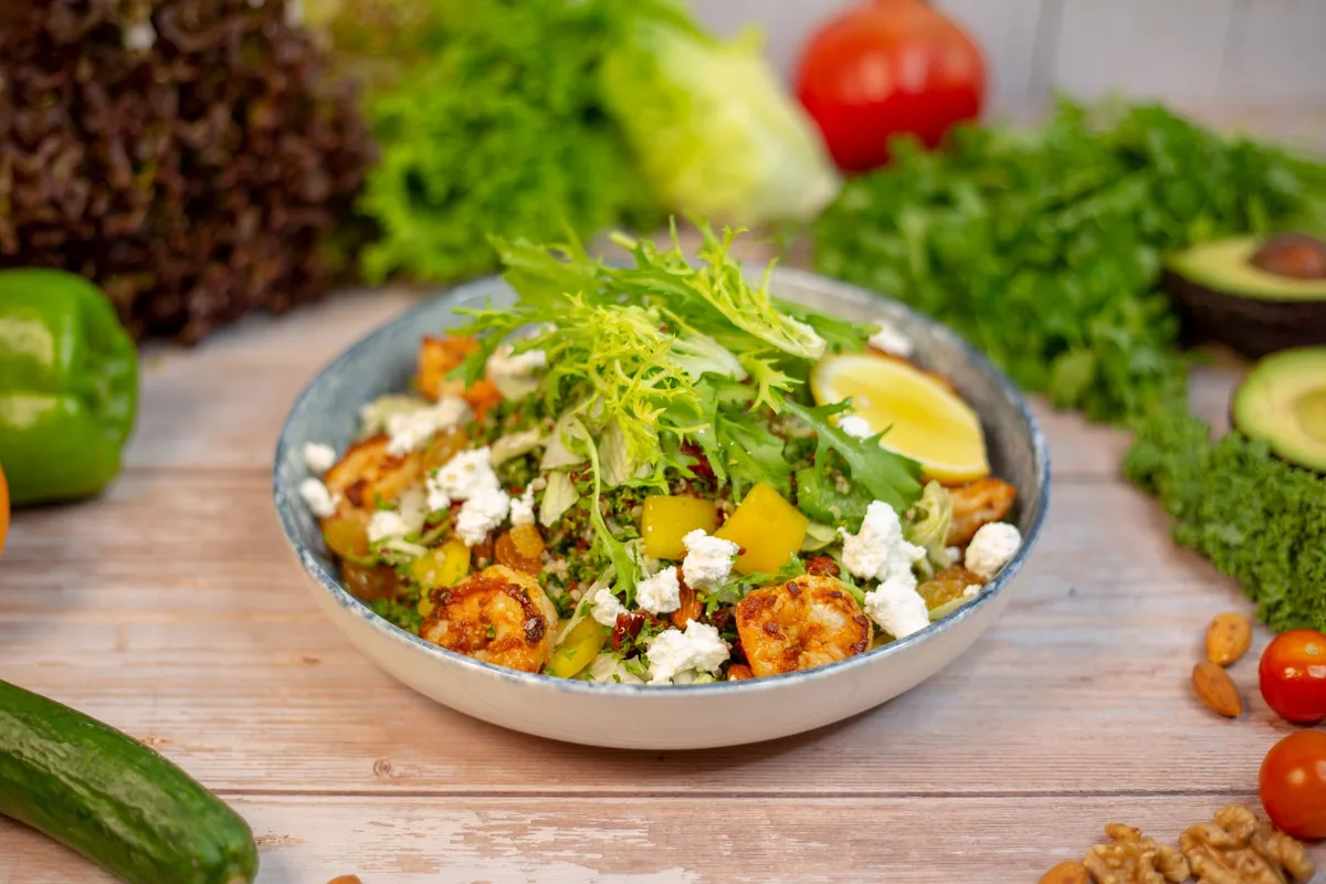 Salade composée de légumes et de céréales dans un bol