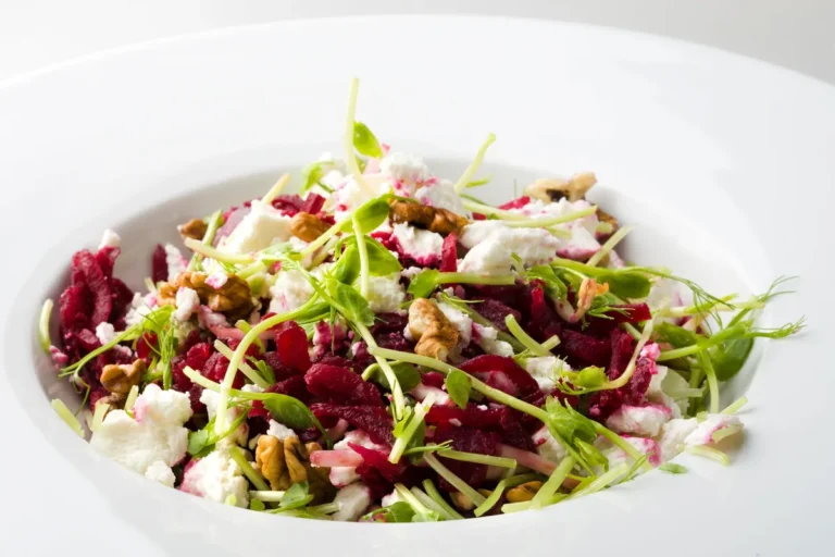 Salade de betterave, roquette et fromage frais