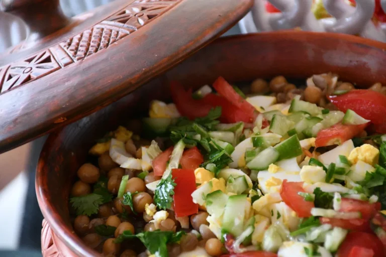 Salade de pois chiches, tomates et concombre