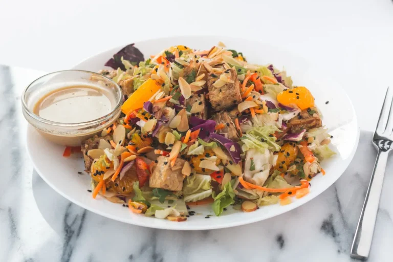Salade de chou, carottes et tofu, sauce à part