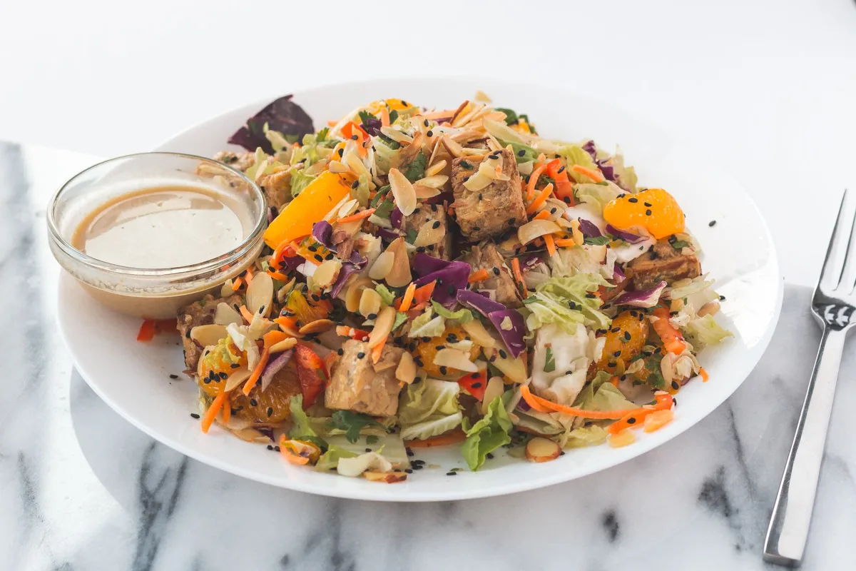Salade de chou, carottes et tofu, sauce à part