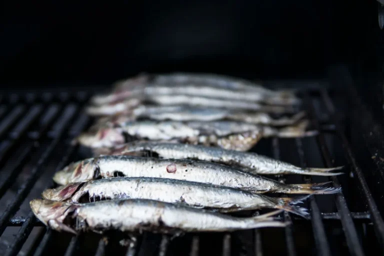 Sardines entières sur une grille de cuisson