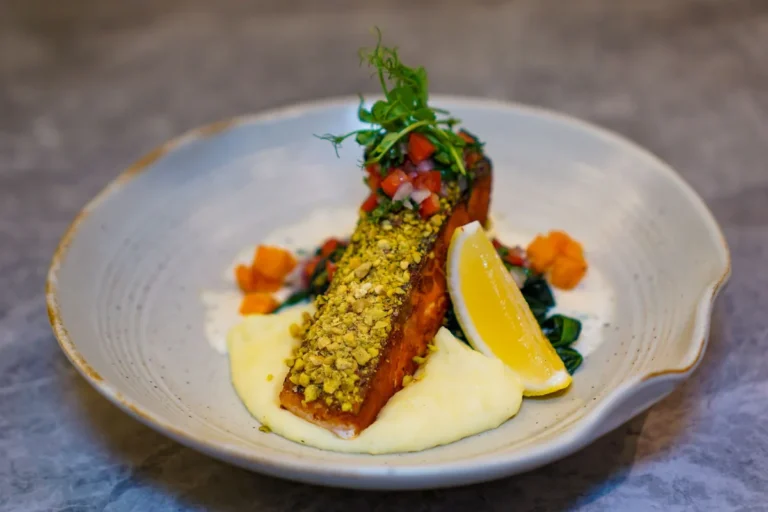 Pavé de saumon en croûte d'herbes, citron et purée