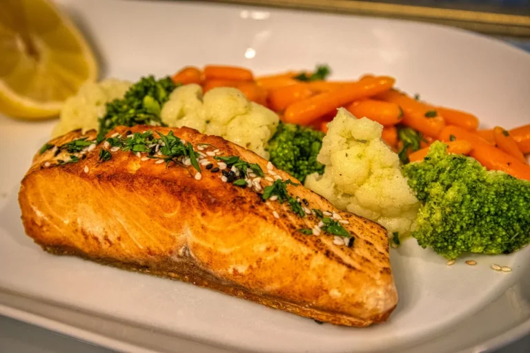 Pavé de saumon grillé servi avec des légumes vapeur