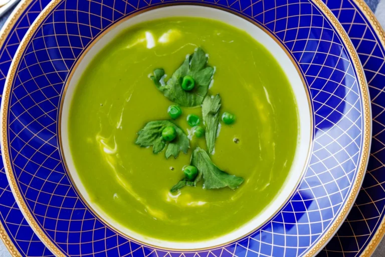 Velouté vert de pois dans une assiette creuse bleue
