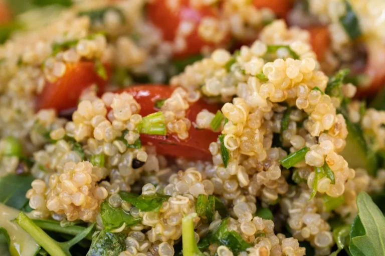 Taboulé de quinoa aux tomates et aux herbes, vu de près