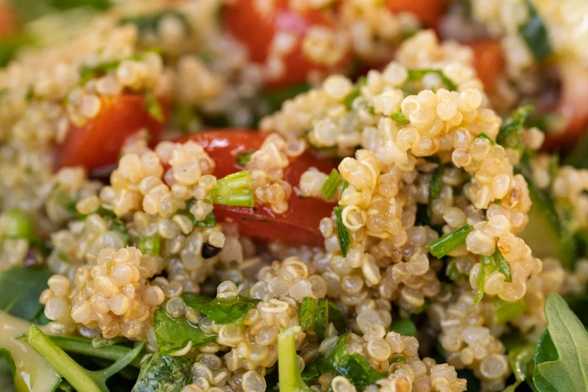 Taboulé de quinoa aux tomates et aux herbes, vu de près