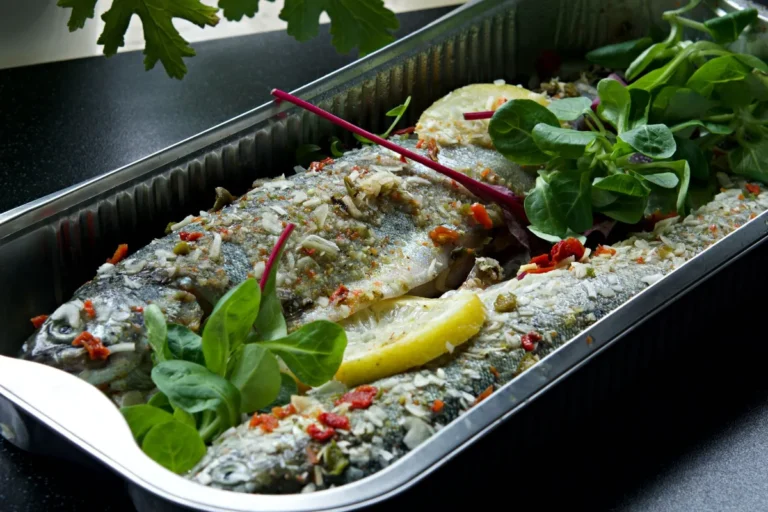 Truite cuite au four dans un plat, citron et herbes