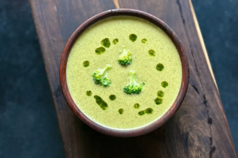 Velouté vert de brocoli dans un bol sur une planche