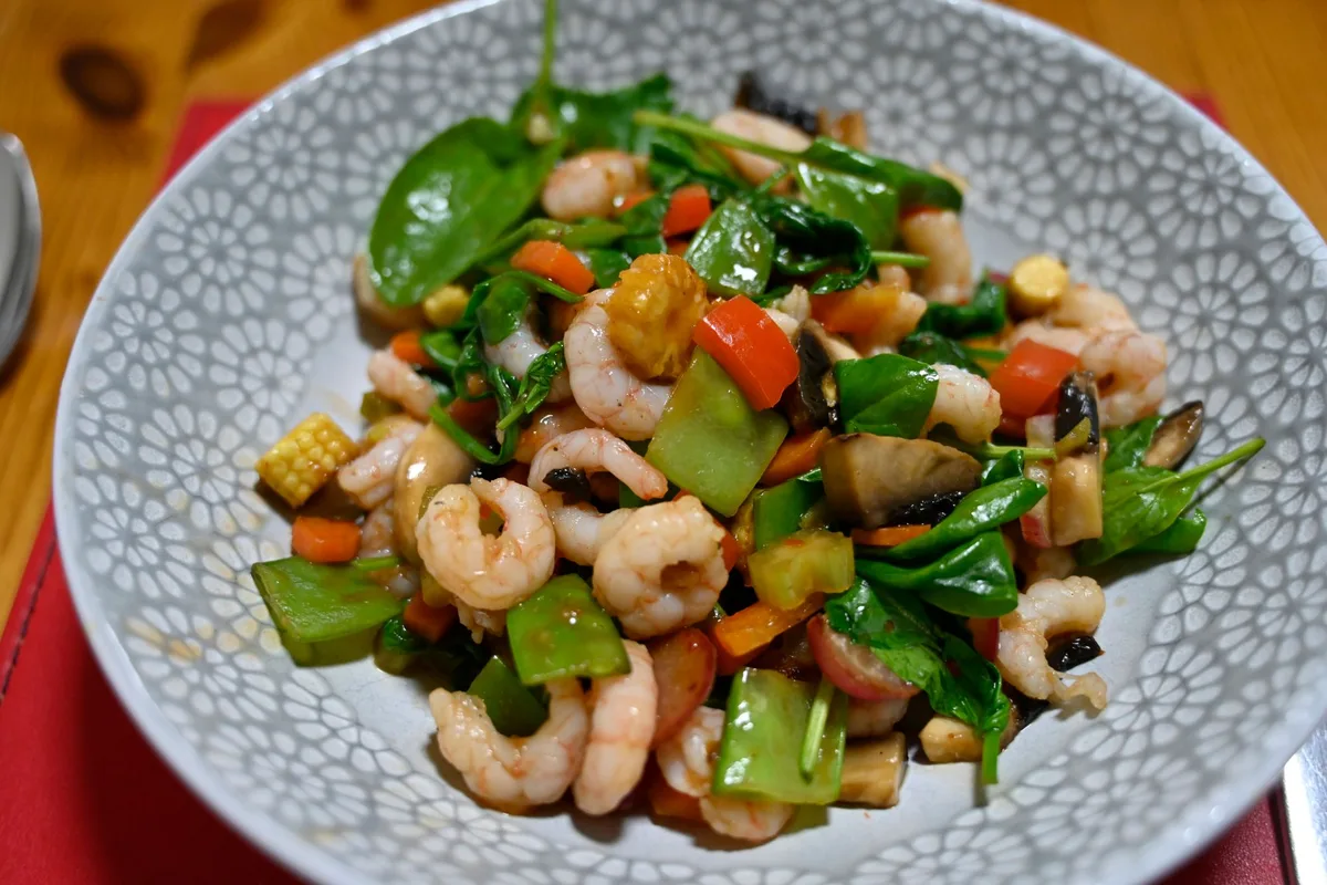Crevettes sautées aux légumes verts et au poivron